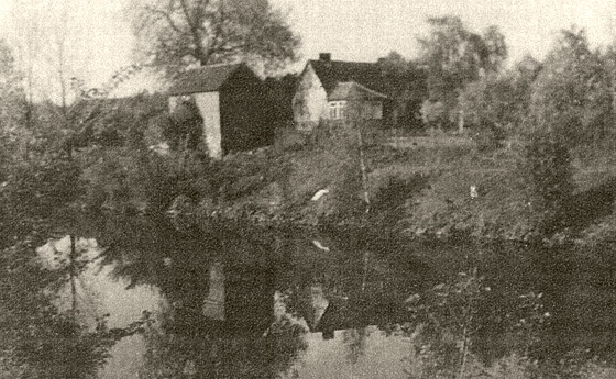Blick über den Plauer-Kanal auf das ehemelige Ziegeleigelände Braesecke mit Wohnhaus.
