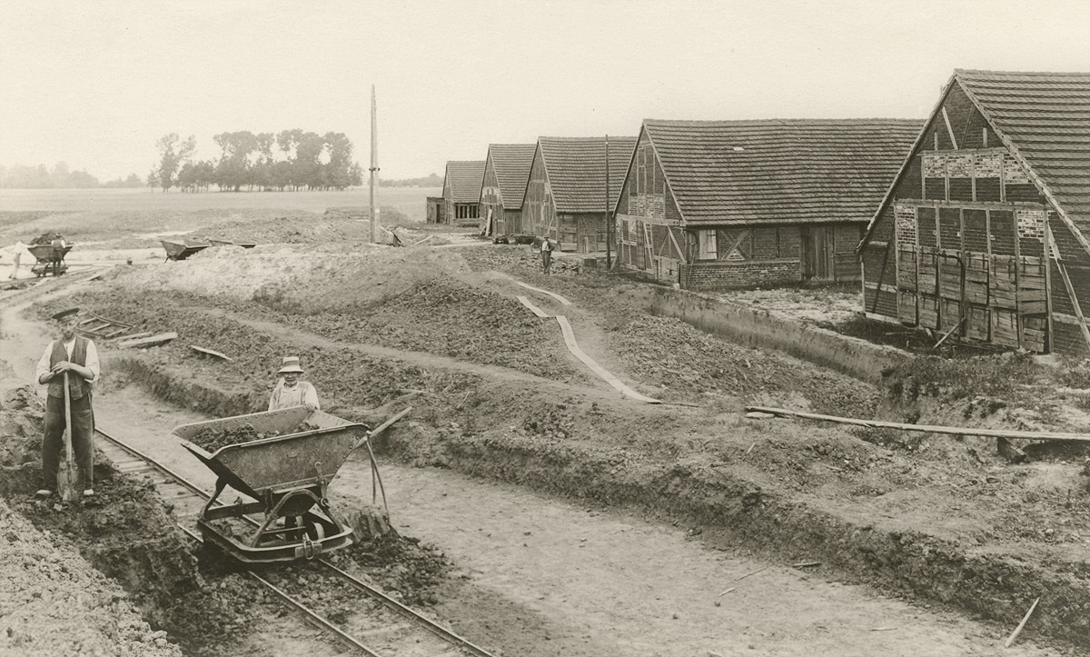 Ziegelei Seeger / Otto Puls Parey, Tonstich und Lorenbahn, Trockenschuppen Anfang der 1930er Jahre.