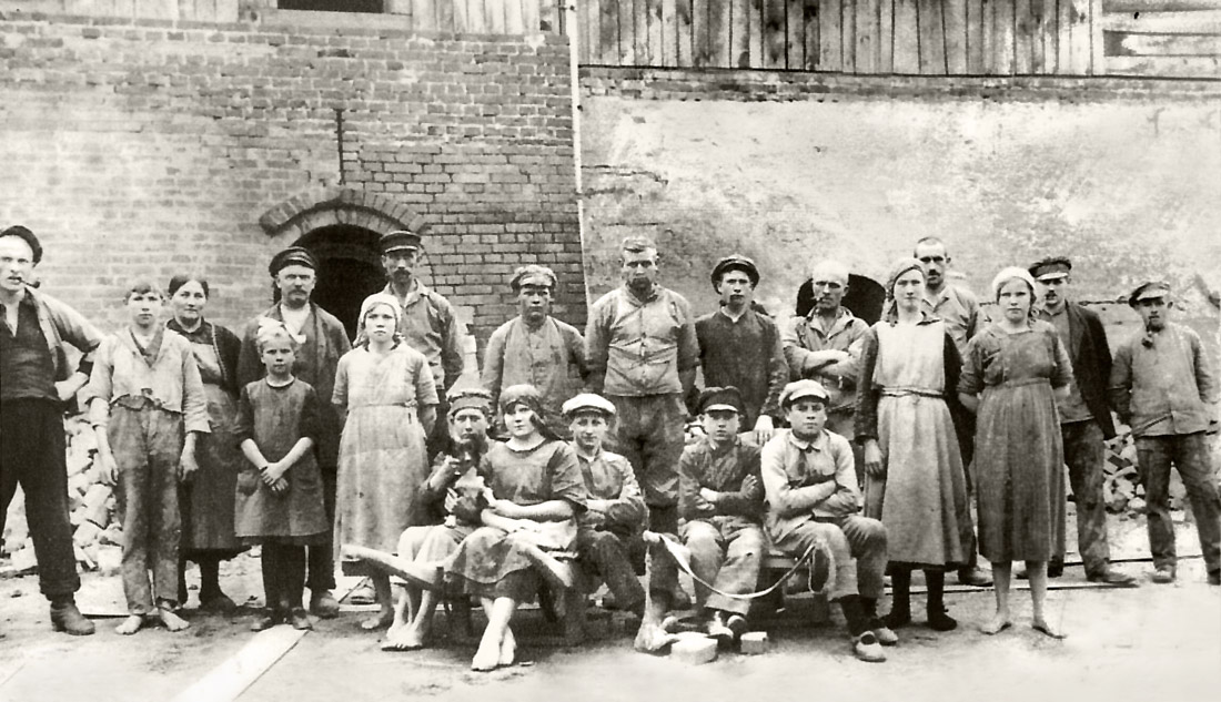 Ziegelei Loeber 1892, Ziegelmeister Friedrich Blankenburg mit Frau Frederike und den Kindern.