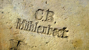 Ziegel Mühlenbeck. Carl Bredow, ca. 1850-1880, Stempel um 1870. Berlin Weißensee, aufgelassenes Grundstück, Stapel.