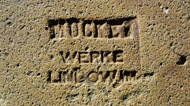 Ziegel Lindow, Otto Mücke Werke, ca. 1880-1900, Stempel ?. Berlin-Weißensee, Lehderstrasse. Hofpflasterung.