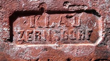 Ziegel Zernsdorf, Heinrich Gustav Klau zu Berlin, ca. 1865-1900. Berlin, Prenzlauer Berg Zionskirche. Restauration, Bauschutt.