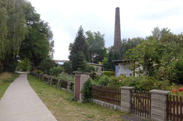 Uferweg mit ehemaligen Ringofenschornstein